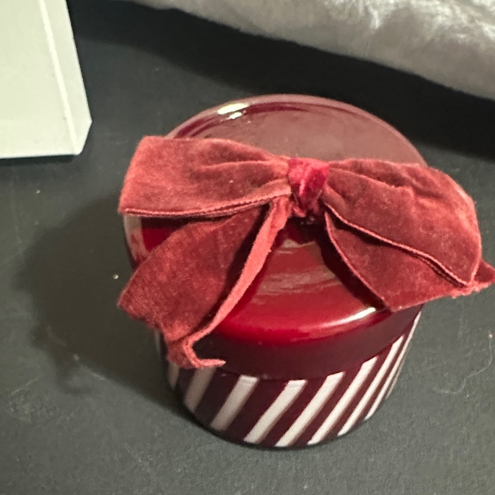 Plum and fur maroon glass candle with velvet bow